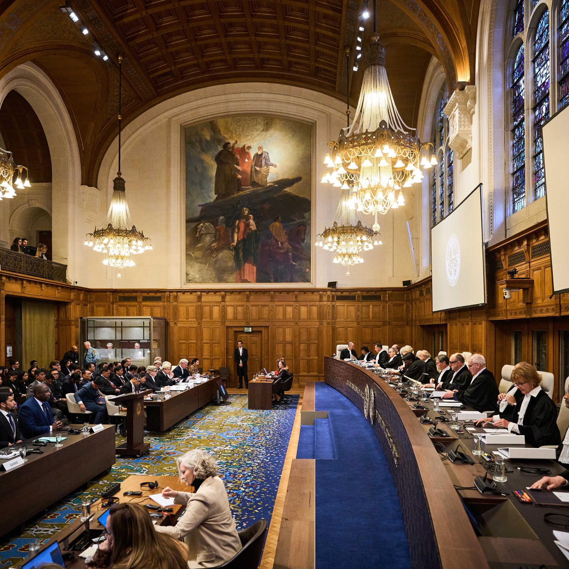 In der ersten Anhörung vor dem Internationalen Gerichtshof sitzen Kläger und Ankläger vor den Richtern.