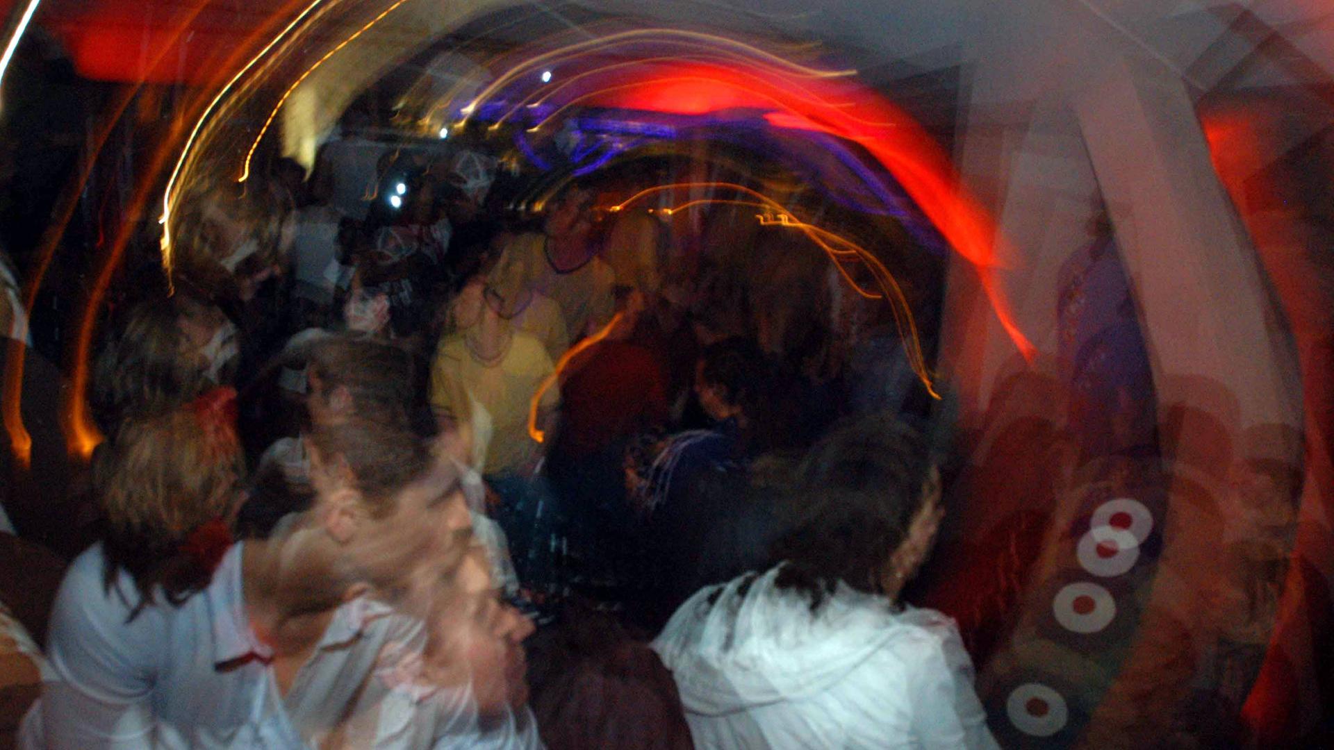 Clubbesucher im Berliner Watergate tanzen. Clubbesucher im Berliner Watergate tanzen.