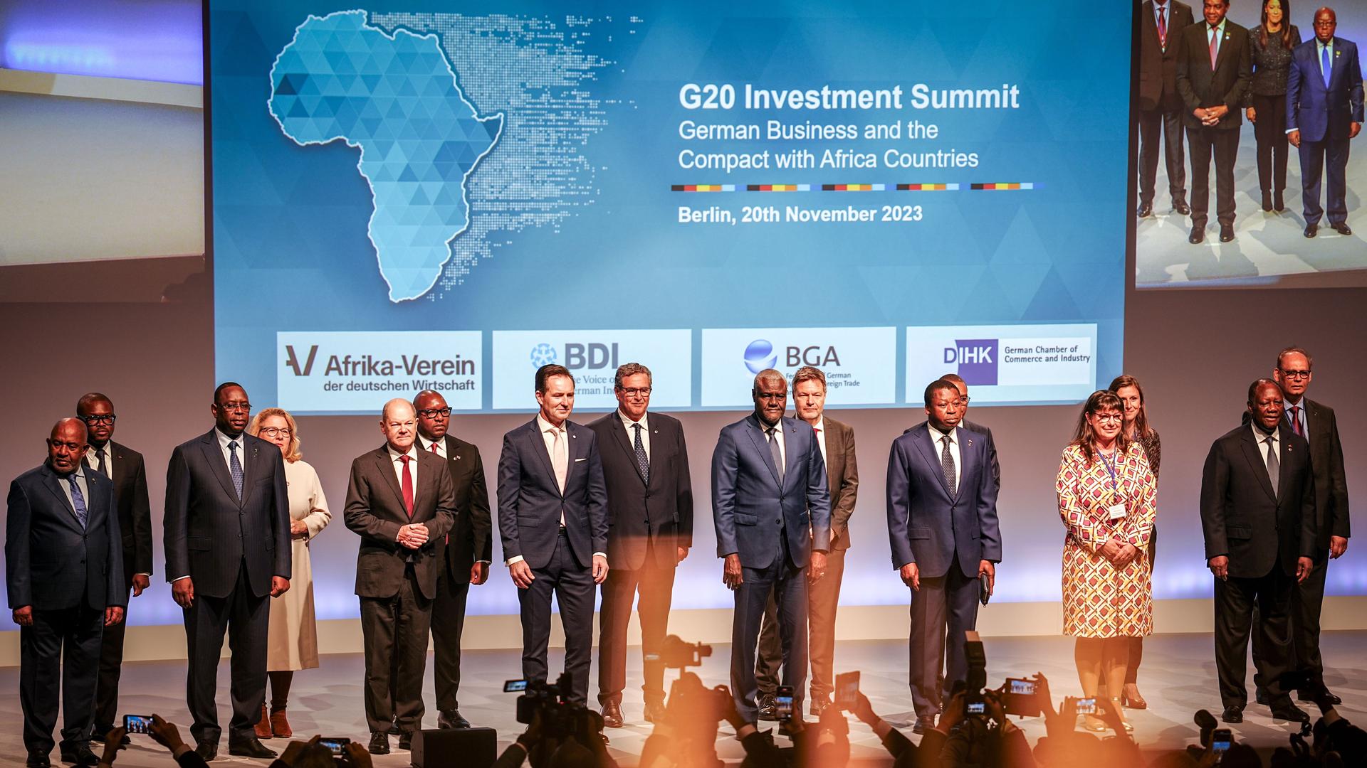 Berlin: Bundeskanzler Olaf Scholz (5.vl, SPD) steht zusammen mit den Staats- und Regierungschefs afrikanischer Staaten und Kabinettsmitgliedern beim "Compact with Africa" - Konferenz G20 Investment Summit 2023 für ein Familienfoto zusammen.