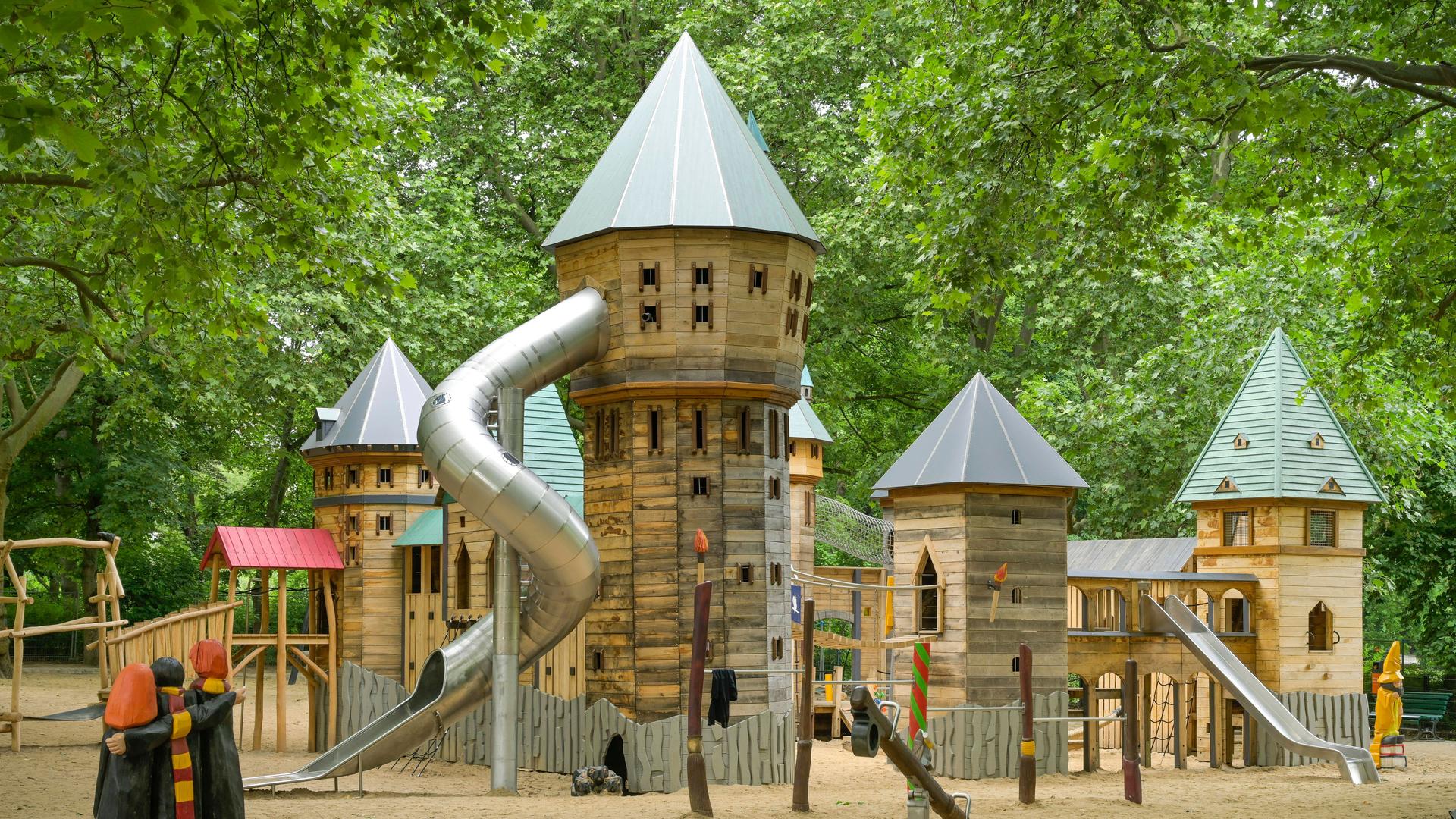 Zauberspielplatz, Kletterburg, Volkspark Wilmersdorf, Kufsteiner Straße, Schöneberg, Berlin, Deutschland  Zauberspielplatz, Kletterburg, Volkspark Wilmersdorf, Kufsteiner Straße, Schöneberg, Berlin, Deutschland