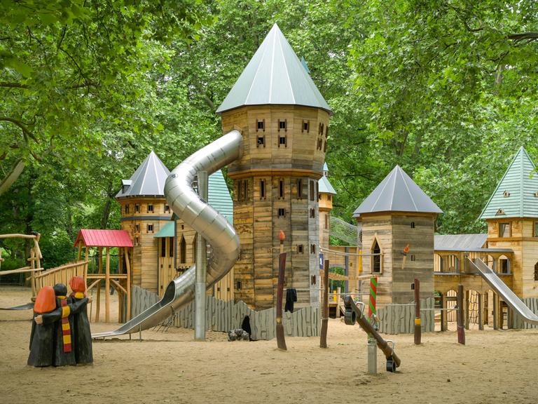 Zauberspielplatz, Kletterburg, Volkspark Wilmersdorf, Kufsteiner Straße, Schöneberg, Berlin, Deutschland 