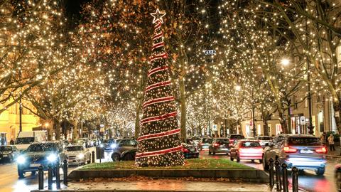Abendliche Weihnachtsstimmung am Kurfürstendamm Berlin mit tausenden LED-Lichtern an den Bäumen