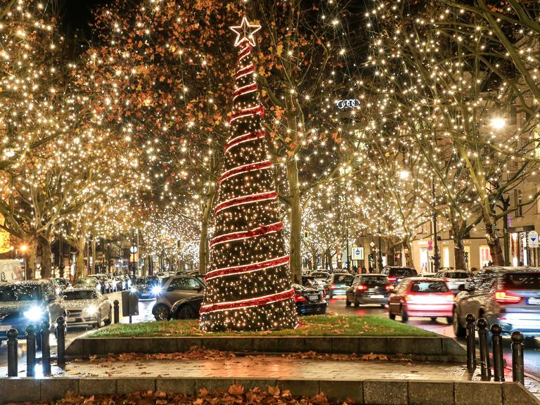 Abendliche Weihnachtsstimmung am Kurfürstendamm Berlin mit tausenden LED-Lichtern an den Bäumen