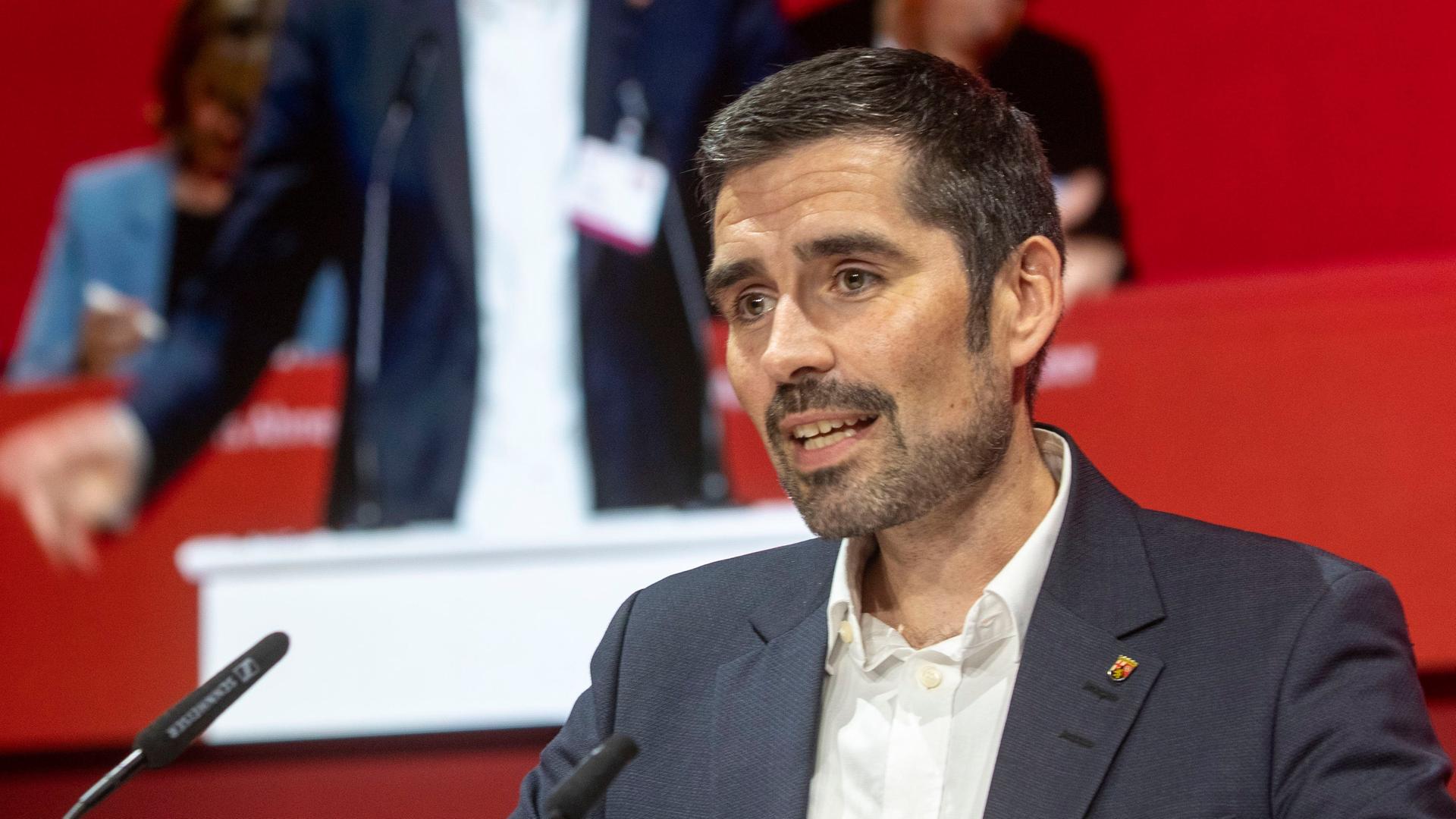 Der SPD-Politiker Teuber spricht auf einem Parteitag. Der SPD-Politiker Teuber spricht auf einem Parteitag.
