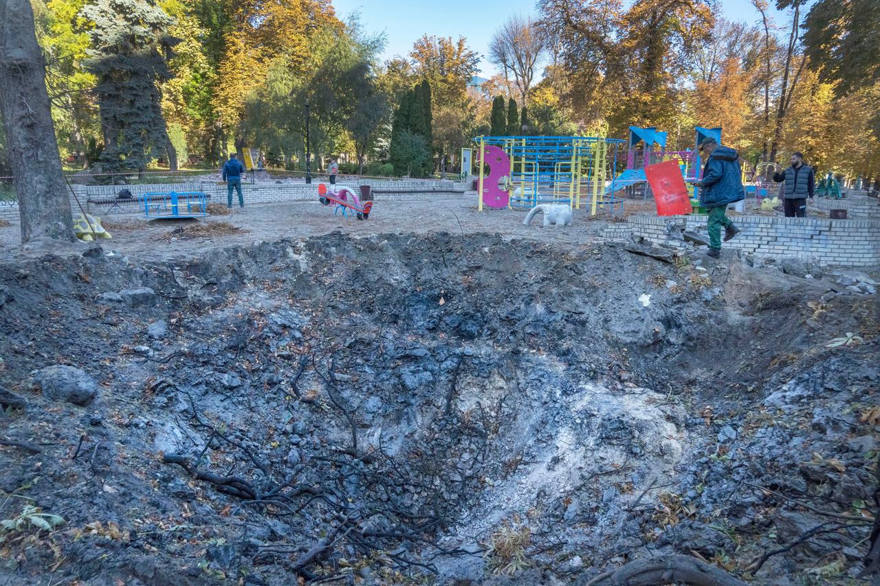 Ein Bombenkrater auf einem Spielplatz im Stadtpark von Kiew nach den Angriffen am 10. Oktober