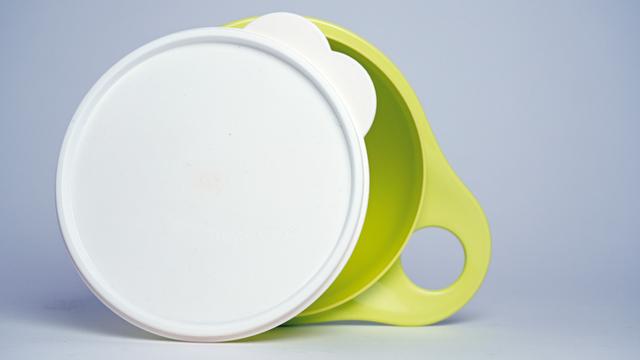 Die Welt der Tupperware und ihrer Gläubigen werden in diesem Feature erkundet. Zu sehen: Eine Tupper-Box mit Deckel. 