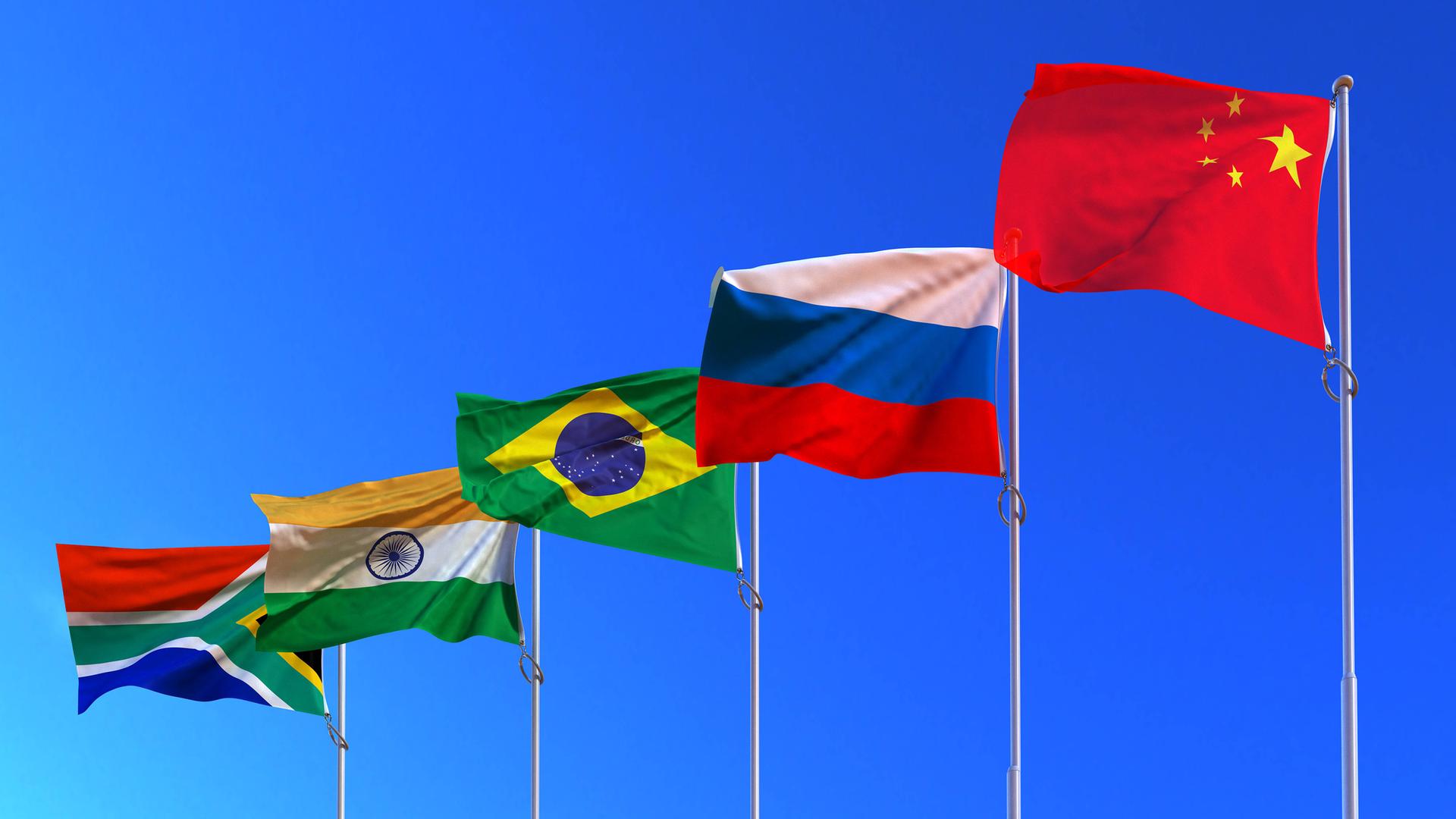 Die Flaggen der BRICS-Länder Südafrika, Indien, Brasilien, Russland und China. 