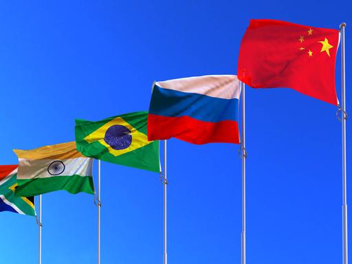 Die Flaggen der BRICS-Länder Südafrika, Indien, Brasilien, Russland und China. 