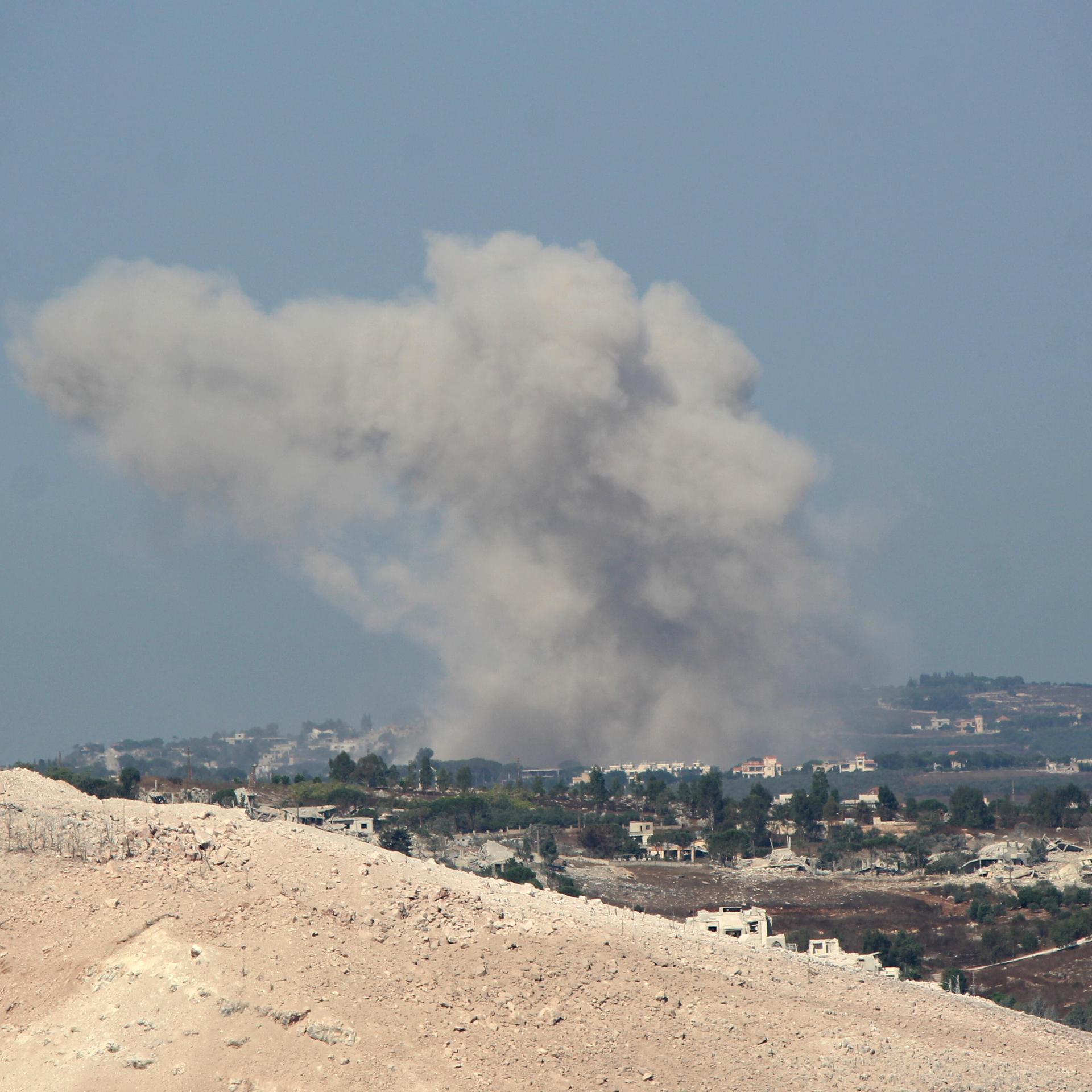Rauchwolken steigen auf in einem Dorf im Libanon.