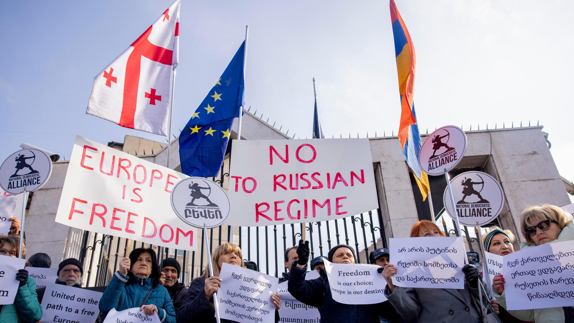 Mitglieder der armenischen National Democratic Alliance Party demonstrieren gegen den Einfluss Russlands in Armenien und Georgien. Sie tragen die Flaggen Armeniens, Georgiens und der EU.