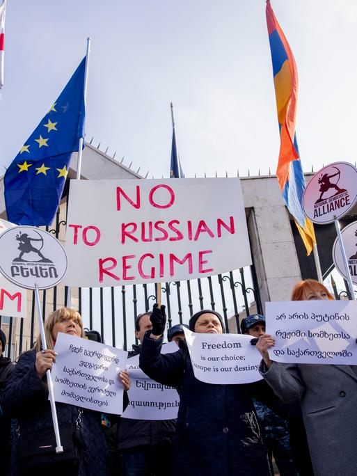 Mitglieder der armenischen National Democratic Alliance Party demonstrieren gegen den Einfluss Russlands in Armenien und Georgien. Sie tragen die Flaggen Armeniens, Georgiens und der EU.
