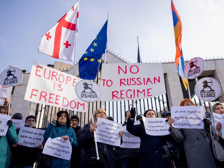 Mitglieder der armenischen National Democratic Alliance Party demonstrieren gegen den Einfluss Russlands in Armenien und Georgien. Sie tragen die Flaggen Armeniens, Georgiens und der EU.