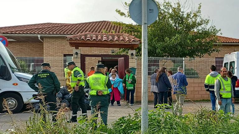 Spanien, Villafranca de Ebro: Bewohner werden aus dem Pflegeheim gebracht, in dem bei einem Brand mindestens zehn Menschen ums Leben gekommen sind. Spanien, Villafranca de Ebro: Bewohner werden aus dem Pflegeheim gebracht, in dem bei einem Brand mindestens zehn Menschen ums Leben gekommen sind.