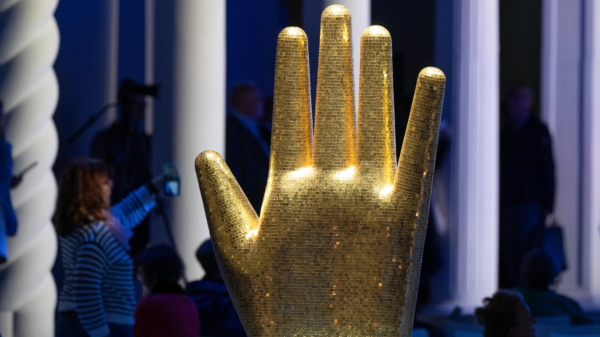 Eine große goldene Hand im Pavillon des Gastlandes Italien bei der Frankfurter Buchmesse 2024