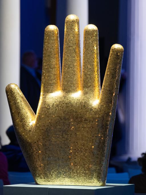 Eine große goldene Hand im Pavillon des Gastlandes Italien bei der Frankfurter Buchmesse 2024