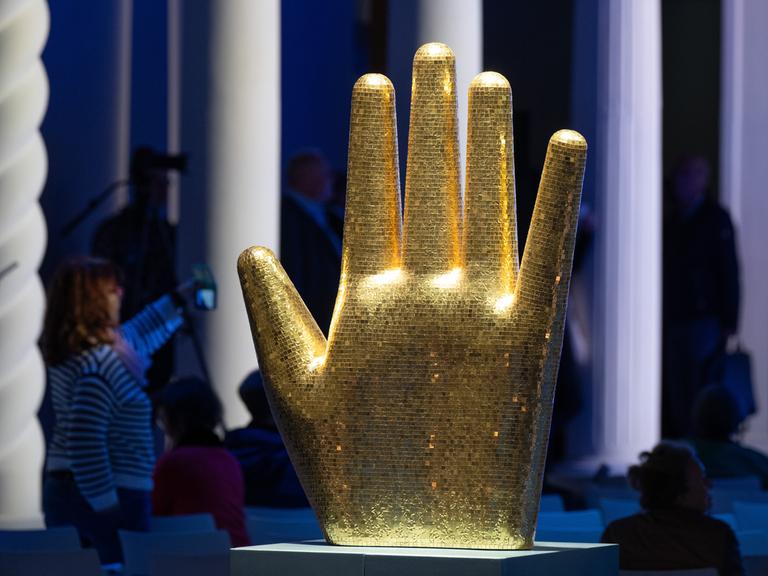 Eine große goldene Hand im Pavillon des Gastlandes Italien bei der Frankfurter Buchmesse 2024