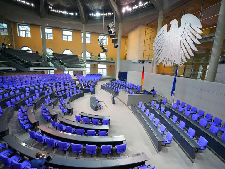 Blick in den Plenarsaal bei einer Sitzung des Deutschen Bundestags in Berlin.