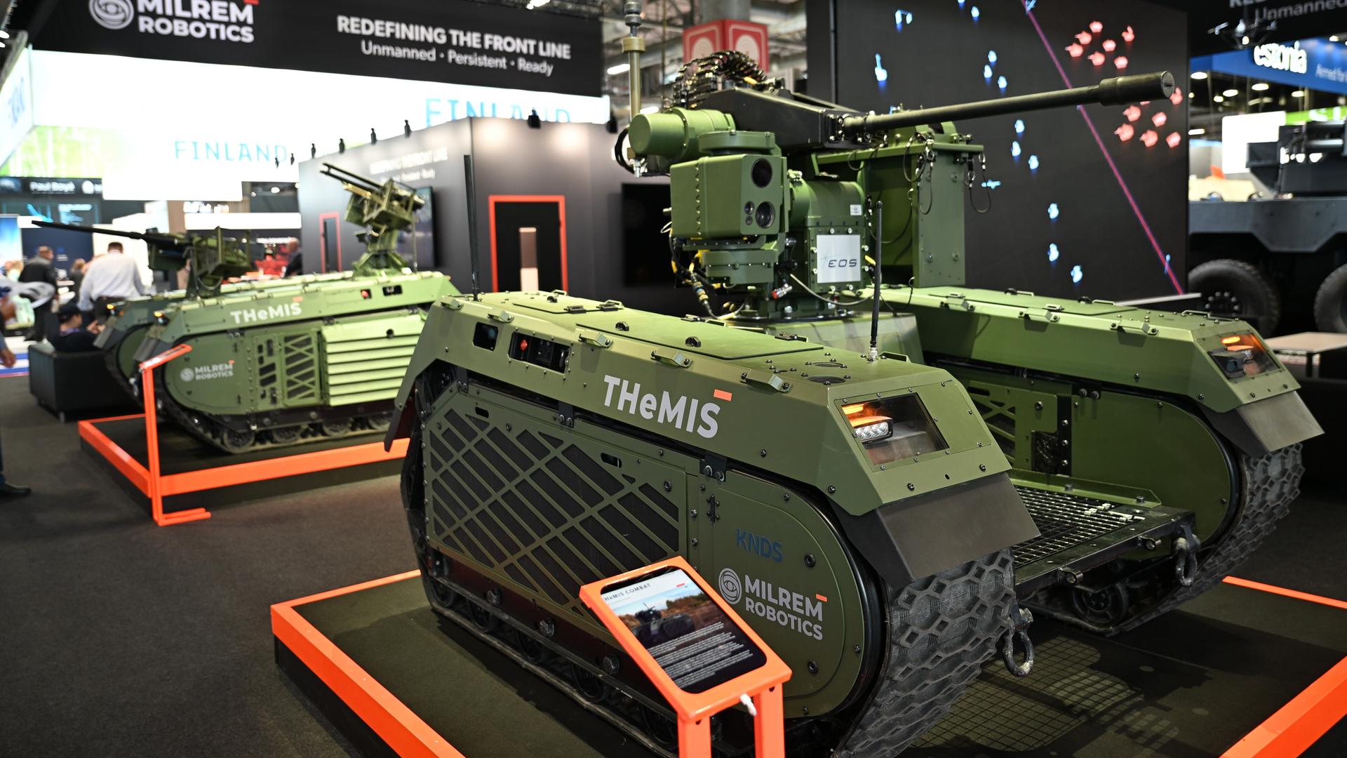 Ein autonomer Minipanzer auf einem Messestand. Ein autonomer Minipanzer auf einem Messestand.