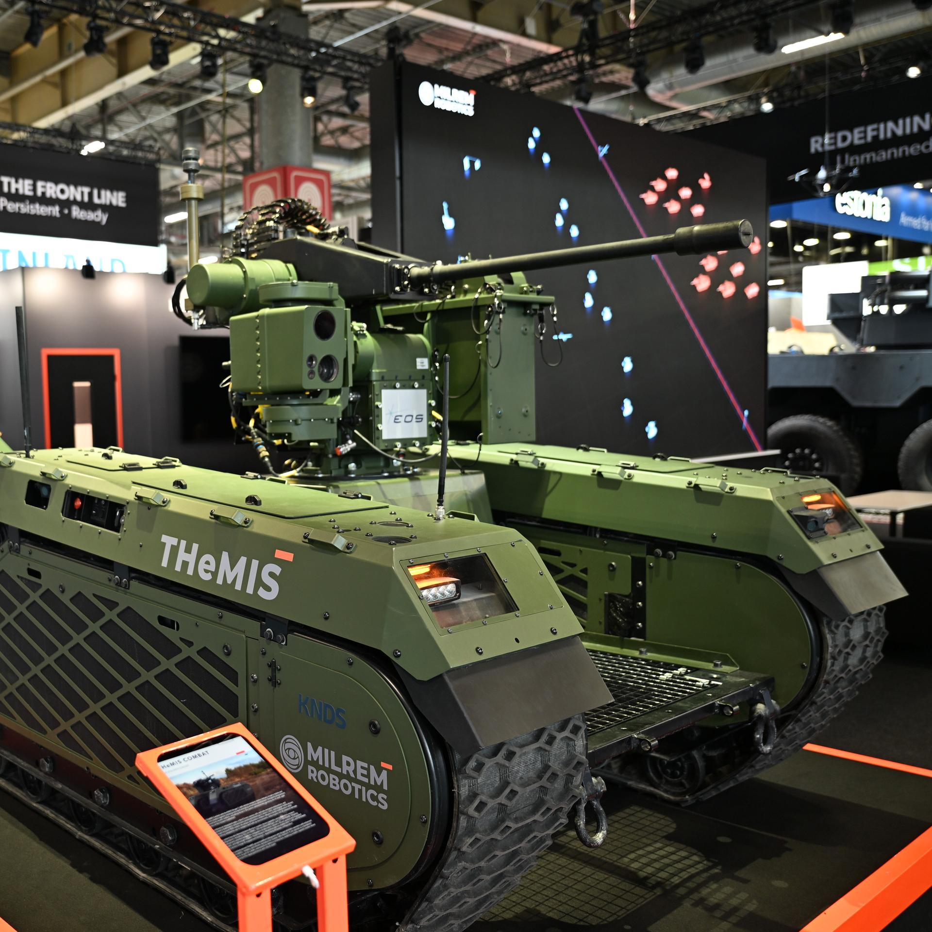 Ein autonomer Minipanzer auf einem Messestand. 