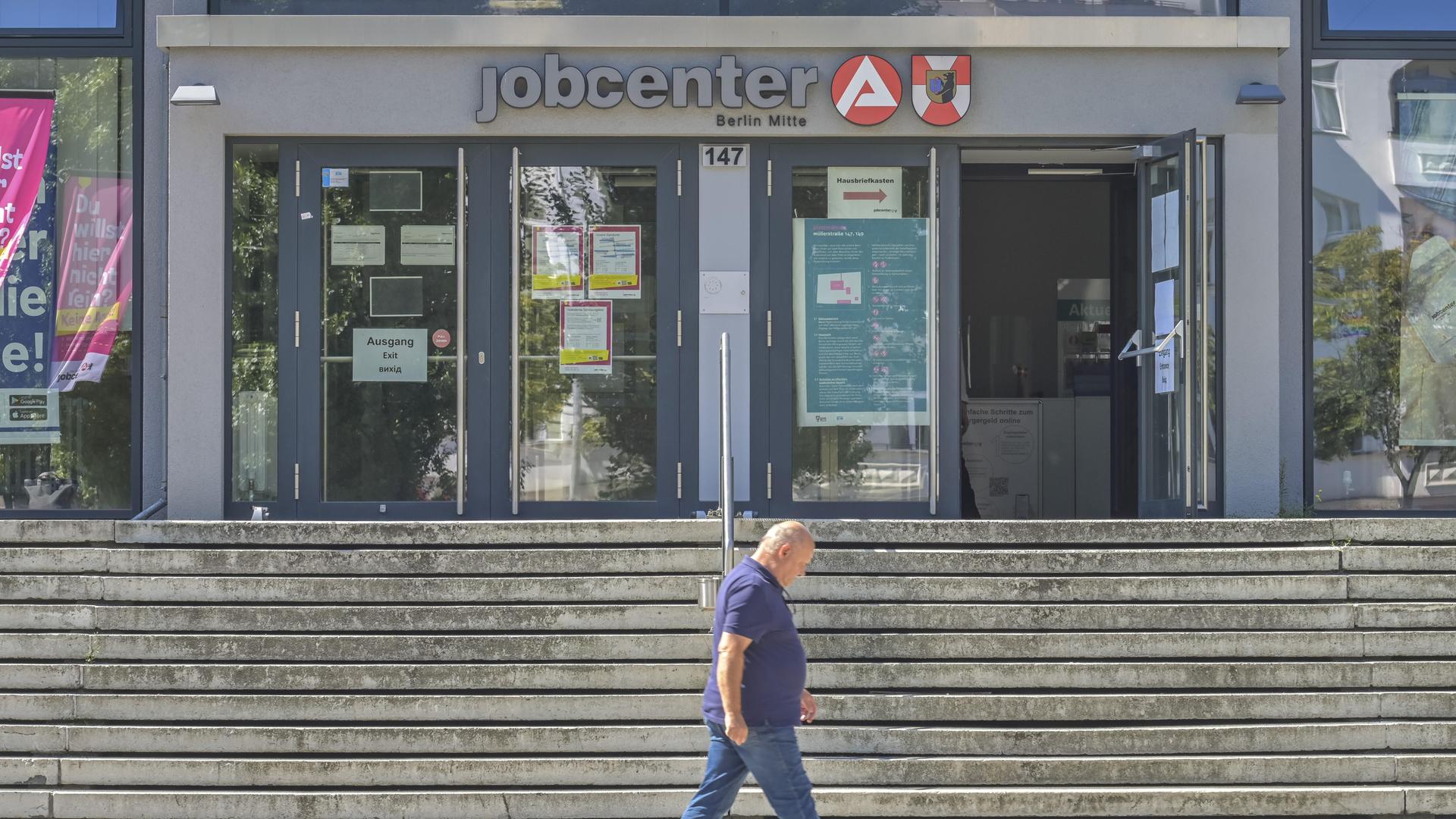 Ein Mann läuft am Jobcenter im Berliner Stadtteil Wedding vorbei.