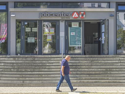 Ein Mann läuft am Jobcenter im Berliner Stadtteil Wedding vorbei.