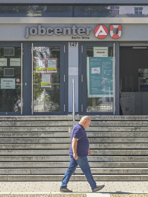 Ein Mann läuft am Jobcenter im Berliner Stadtteil Wedding vorbei.