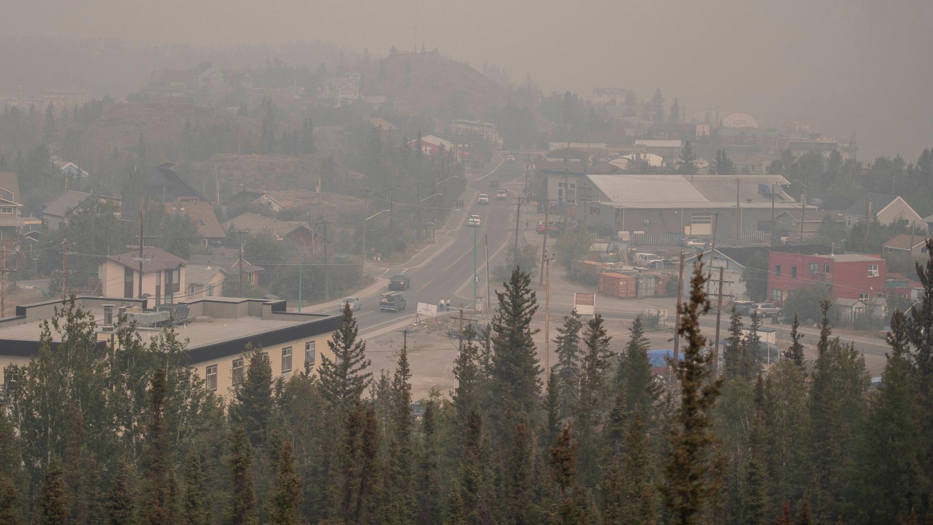 Qualm durch Waldbrände liegt über der Stadt Yellowknife im Nordwesten Kanadas.