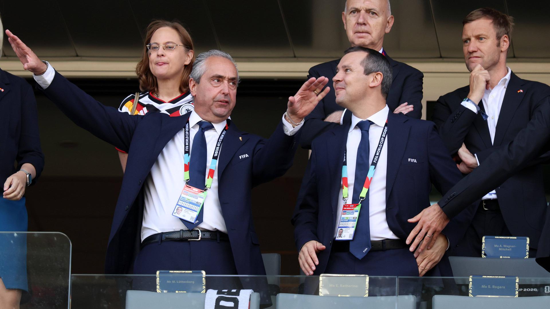 FIFA-Betriebsdirektor Kevin Lamour und weitere Funktionäre sitzen während der Fußballweltmeisterschaft 2026 in Toronto auf der Tribüne. FIFA-Betriebsdirektor Kevin Lamour und weitere Funktionäre sitzen während der Fußballweltmeisterschaft 2026 in Toronto auf der Tribüne.