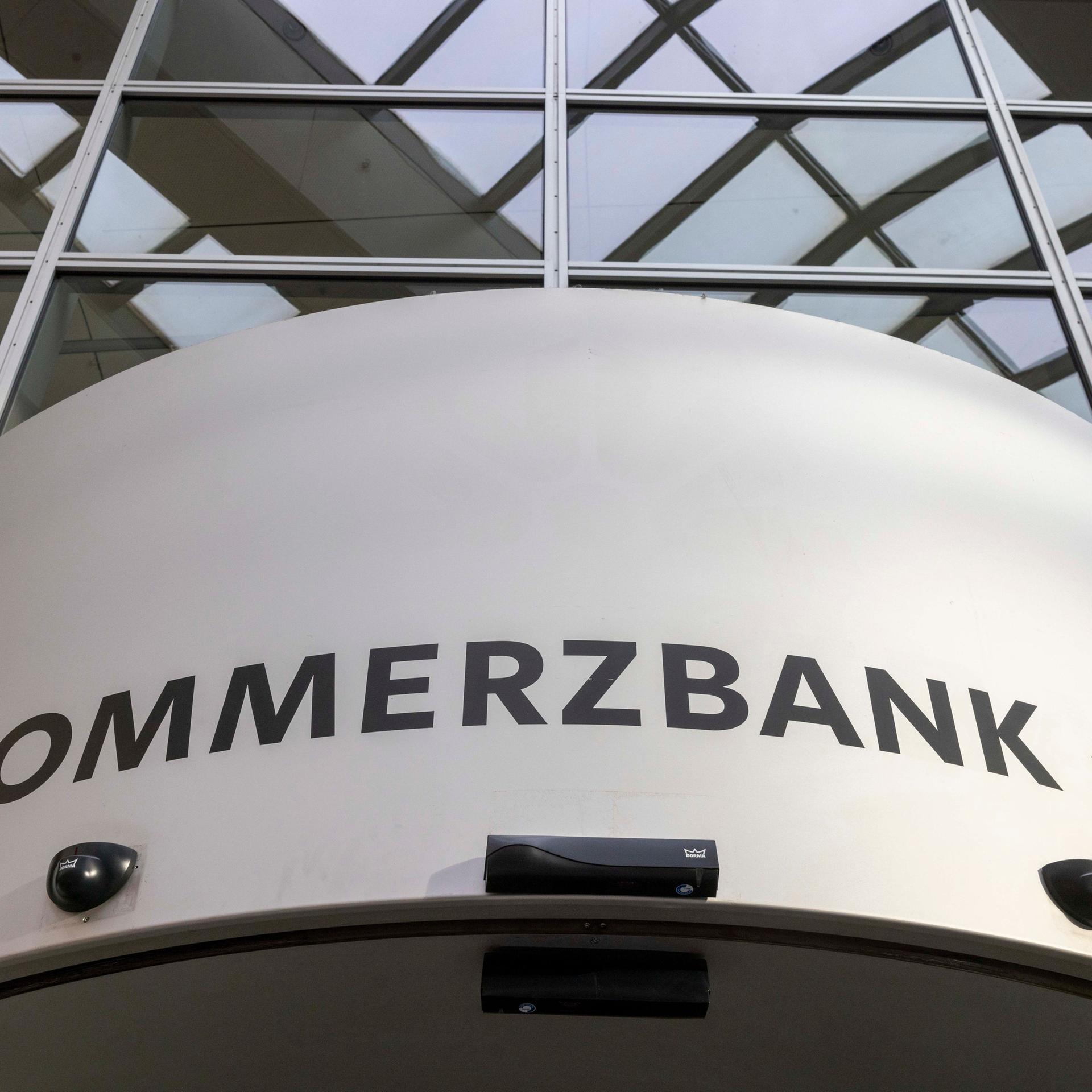 Der Schriftzug "Commerzbank" auf Commerzbank-Tower im Zentrum der Bankenstadt. Der Schriftzug "Commerzbank" auf Commerzbank-Tower im Zentrum der Bankenstadt.