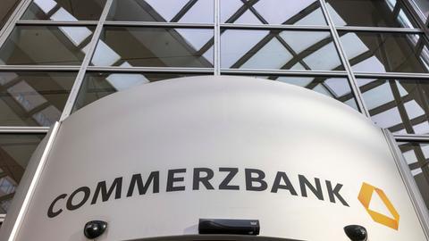 Der Schriftzug "Commerzbank" auf Commerzbank-Tower im Zentrum der Bankenstadt.