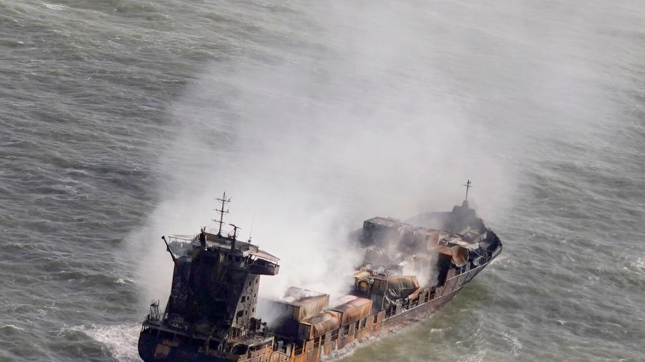 Das brennende Frachtschiff "Solong" nach der Kollision