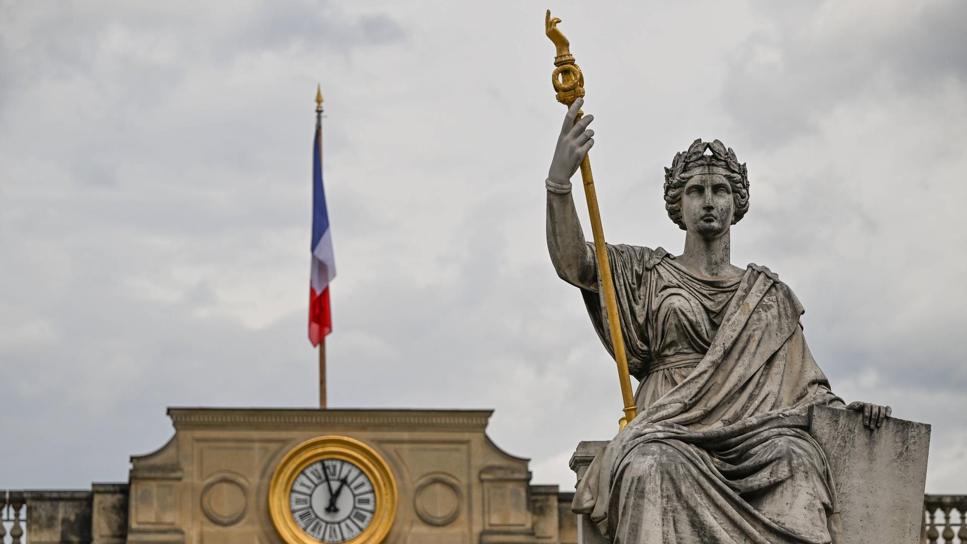 Nahaufnahme des oberen Teils des Eingangstors des Palais Bourbon mit Statue der Marianne, in dem seit 1879 die französische Nationalversammlung tagt, am 15. Juli 2024 in Paris.