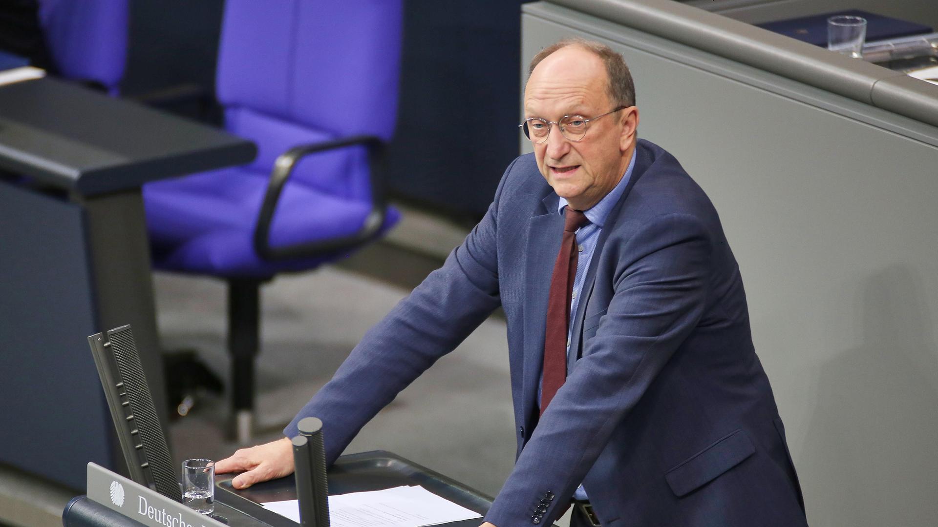 Klaus Wiener steht am Rednerpult im Bundestag Klaus Wiener steht am Rednerpult im Bundestag