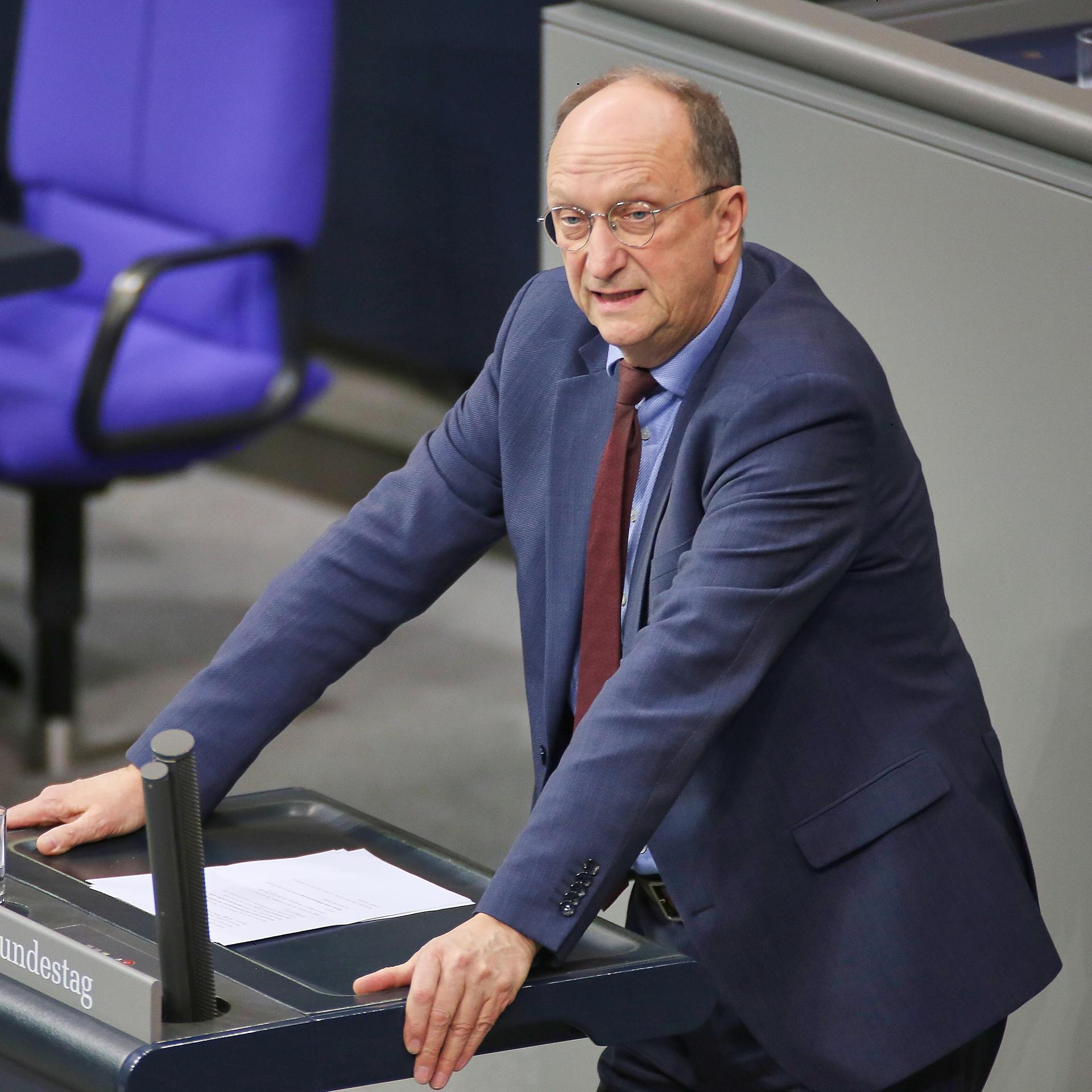 Klaus Wiener steht am Rednerpult im Bundestag