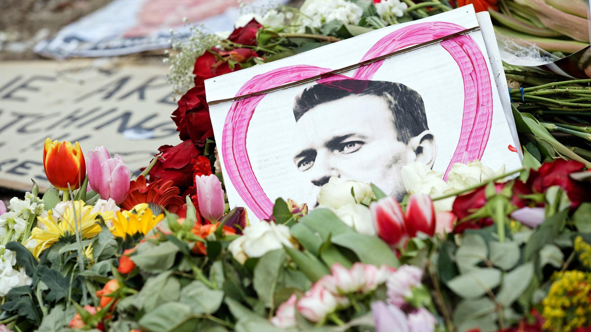 Pro ukrainische Demonstration in Berlin und Trauerbekundungen um den russischen Oppositionellen Nawalny. 