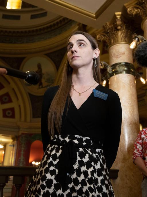 Die Parlamentarierin Zooey Zephyr im Montana State Capitol in Helena, aufgenommen am 26. April 2023