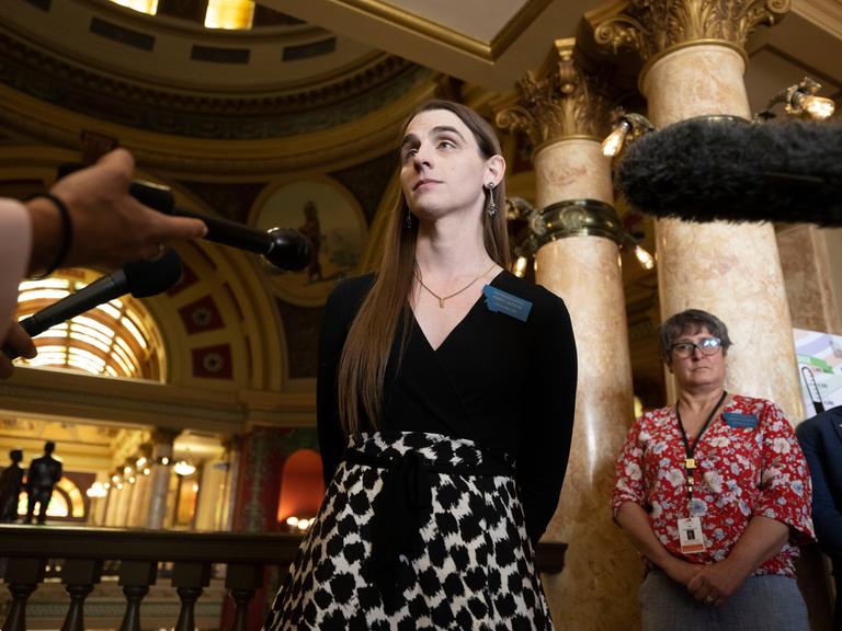Die Parlamentarierin Zooey Zephyr im Montana State Capitol in Helena, aufgenommen am 26. April 2023
