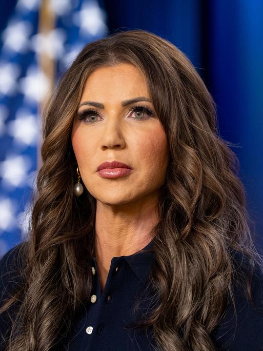 Das Bild zeigt die US-Ministerin für Heimatschutz, Kristi Noem. (Quelle:picture alliance)