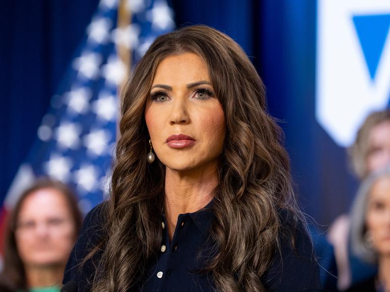 Das Bild zeigt die US-Ministerin für Heimatschutz, Kristi Noem. (Quelle:picture alliance)