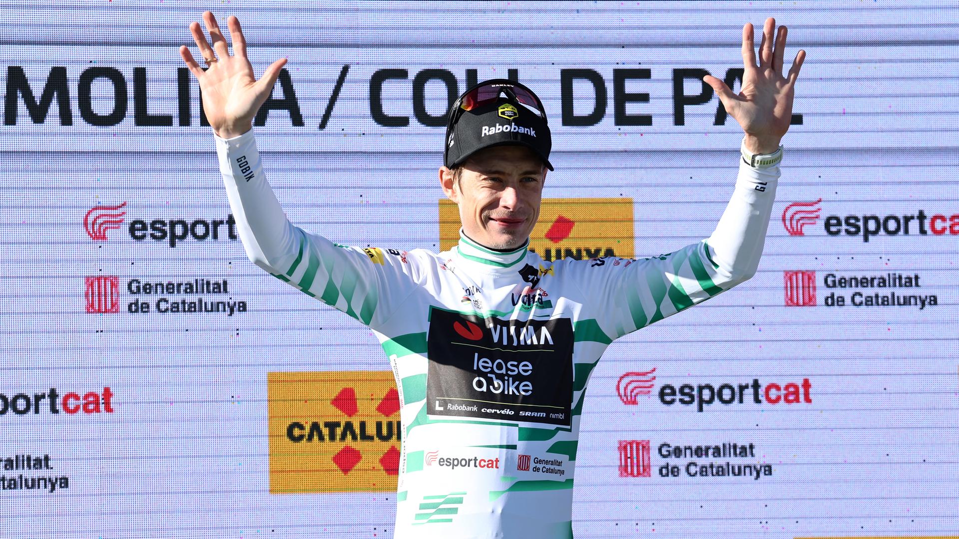 Der dänische Radprofi Jonas Vingegaard steht auf dem Podest und winkt. Der dänische Radprofi Jonas Vingegaard steht auf dem Podest und winkt.