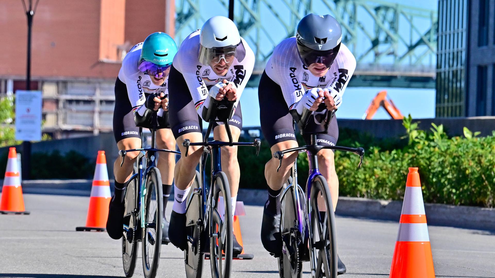 Zu sehen sind die deutschen Radsportler Nikias Arndt, Jasha Sütterlin und Max Walscheid während eines Rennens.