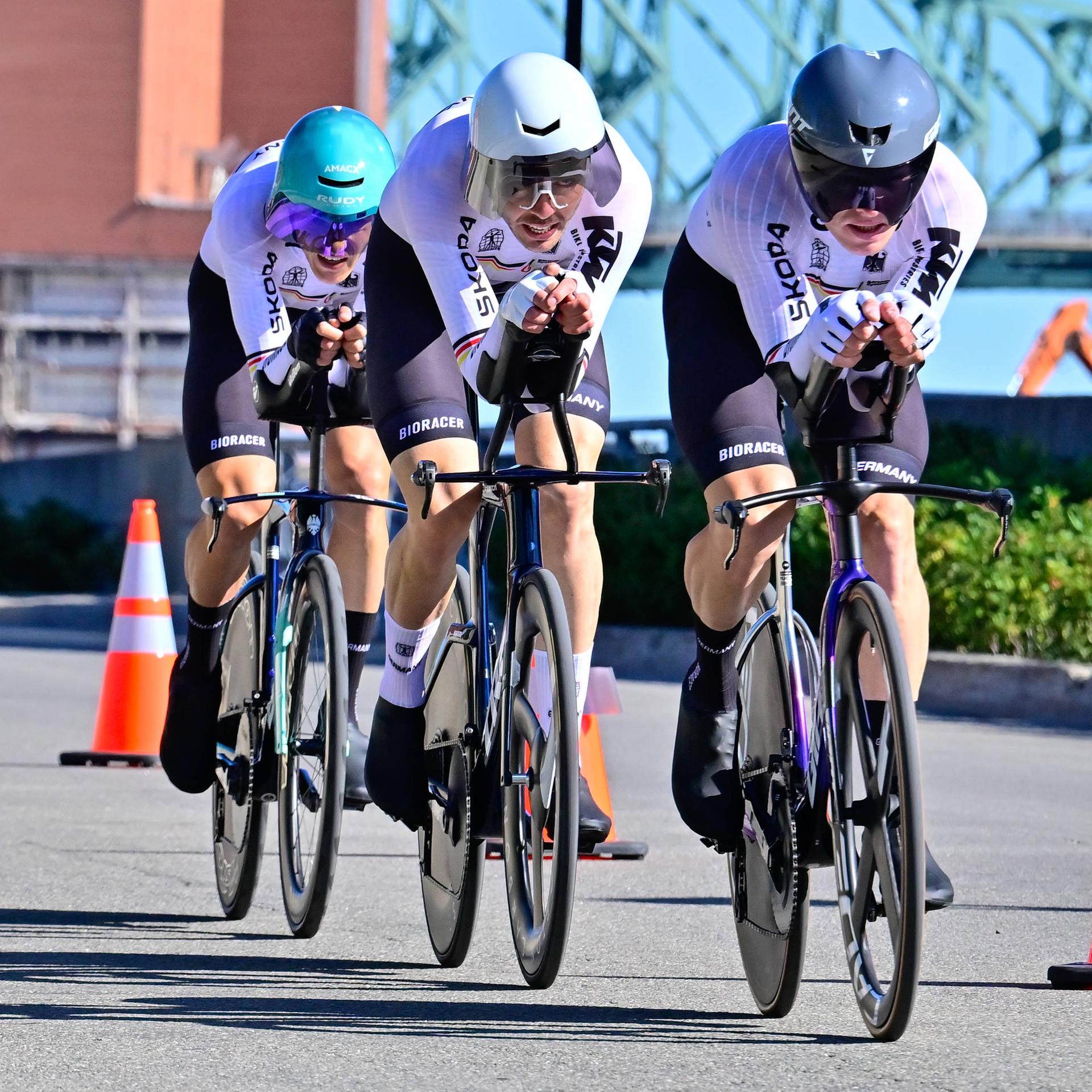 Zu sehen sind die deutschen Radsportler Nikias Arndt, Jasha Sütterlin und Max Walscheid während eines Rennens.
