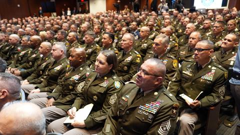 Hochrangige Vertreter des US-Militärs sitzen in mehreren Reihen auf Stühlen.