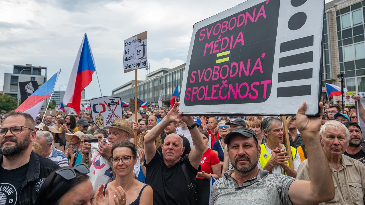 Prag: Demonstranten der Vereinigung "Milion chvilek pro demokracii" (deutsch: "Eine Million Momente für die Demokratie") stehen vor dem Gebäude des Tschechischen Fernsehens und demonstrieren für die Unabhängigkeit der öffentlich-rechtlichen Medien. 