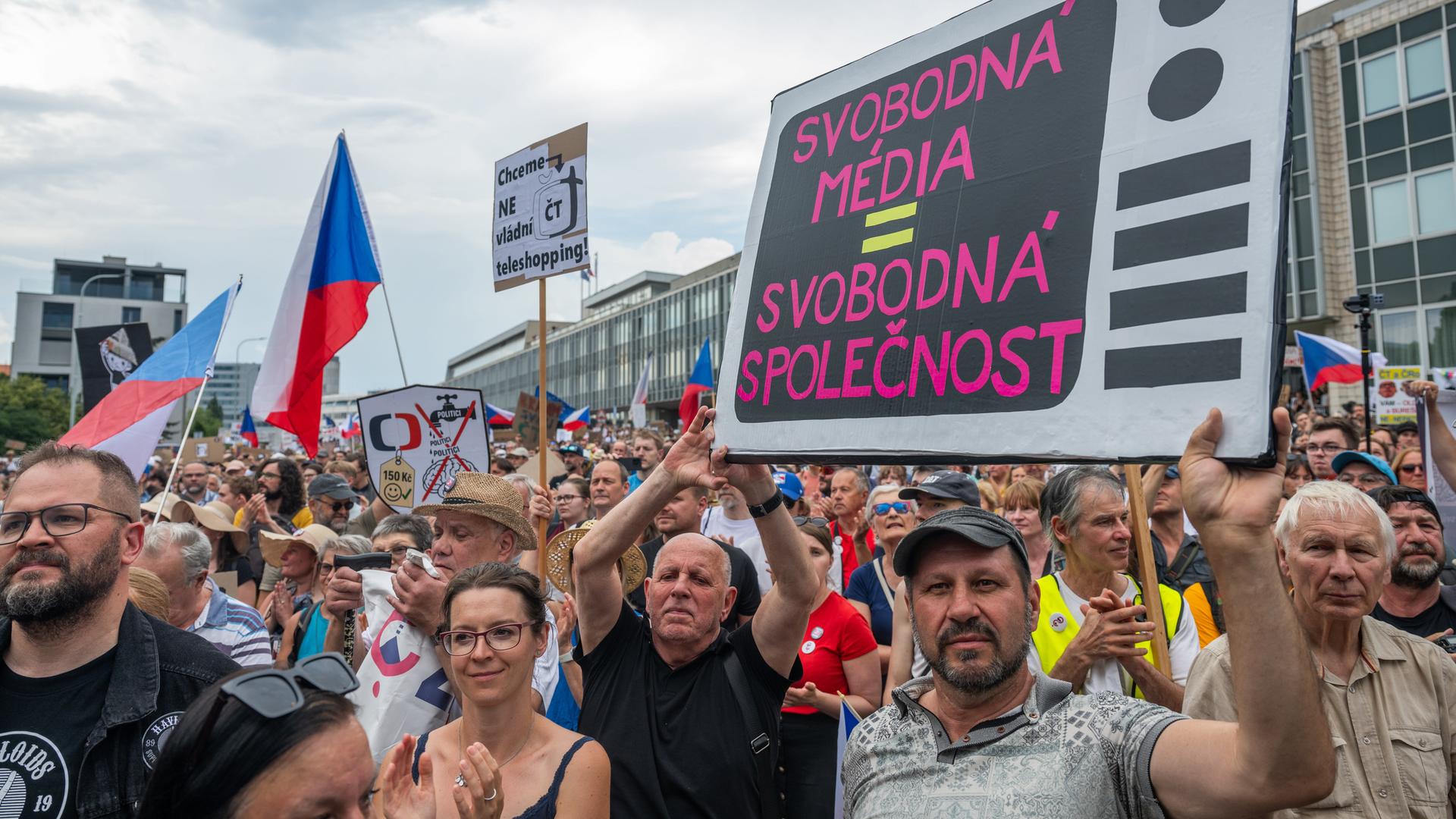 Prag: Demonstranten der Vereinigung "Milion chvilek pro demokracii" (deutsch: "Eine Million Momente für die Demokratie") stehen vor dem Gebäude des Tschechischen Fernsehens und demonstrieren für die Unabhängigkeit der öffentlich-rechtlichen Medien. Prag: Demonstranten der Vereinigung "Milion chvilek pro demokracii" (deutsch: "Eine Million Momente für die Demokratie") stehen vor dem Gebäude des Tschechischen Fernsehens und demonstrieren für die Unabhängigkeit der öffentlich-rechtlichen Medien.