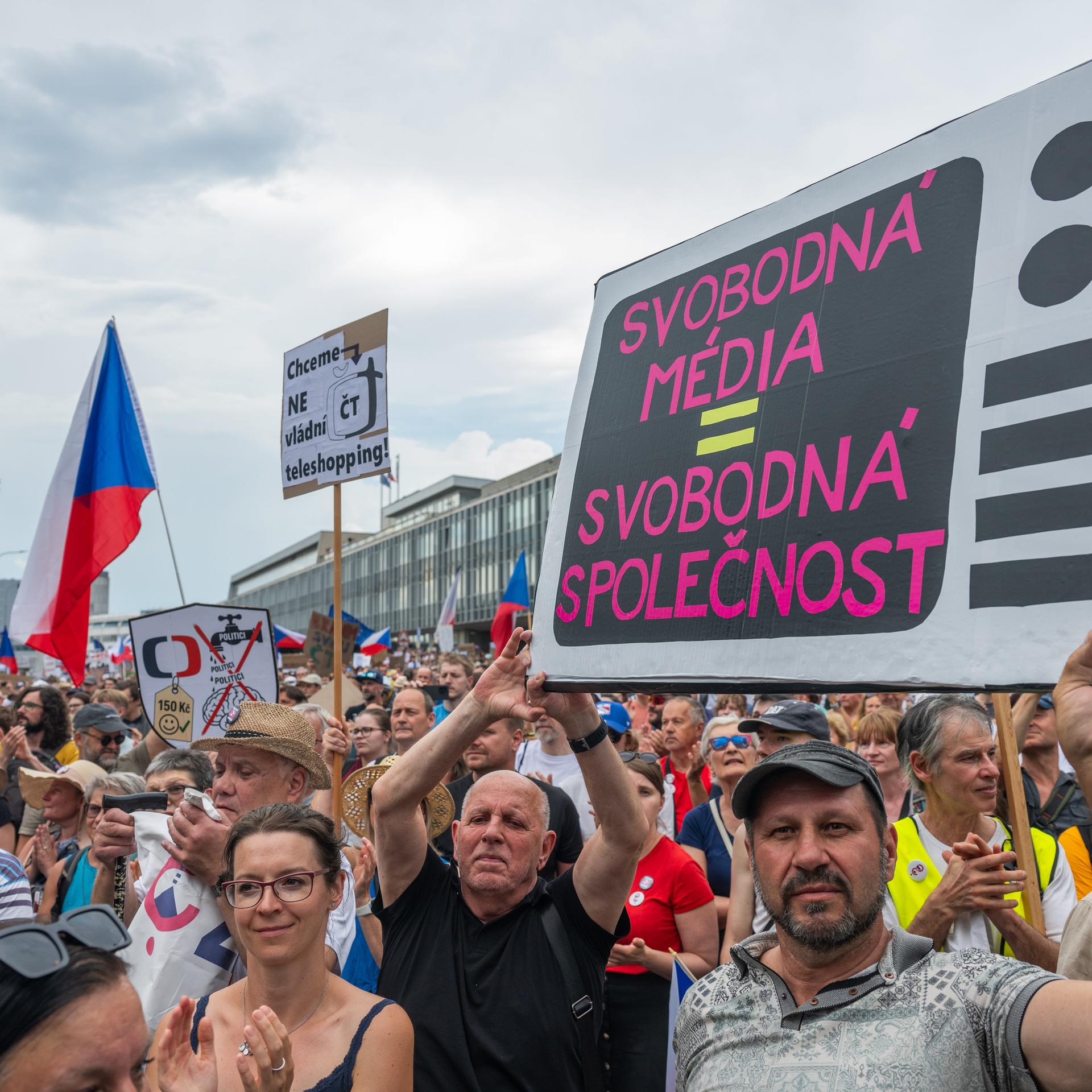 Tschechien, Prag: Tausende Demonstranten der Vereinigung "Milion chvilek pro demokracii" (deutsch: "Eine Million Momente für die Demokratie") stehen vor dem Gebäude des Tschechischen Fernsehens und demonstrieren für die Unabhängigkeit der öffentlich-rechtlichen Medien. 