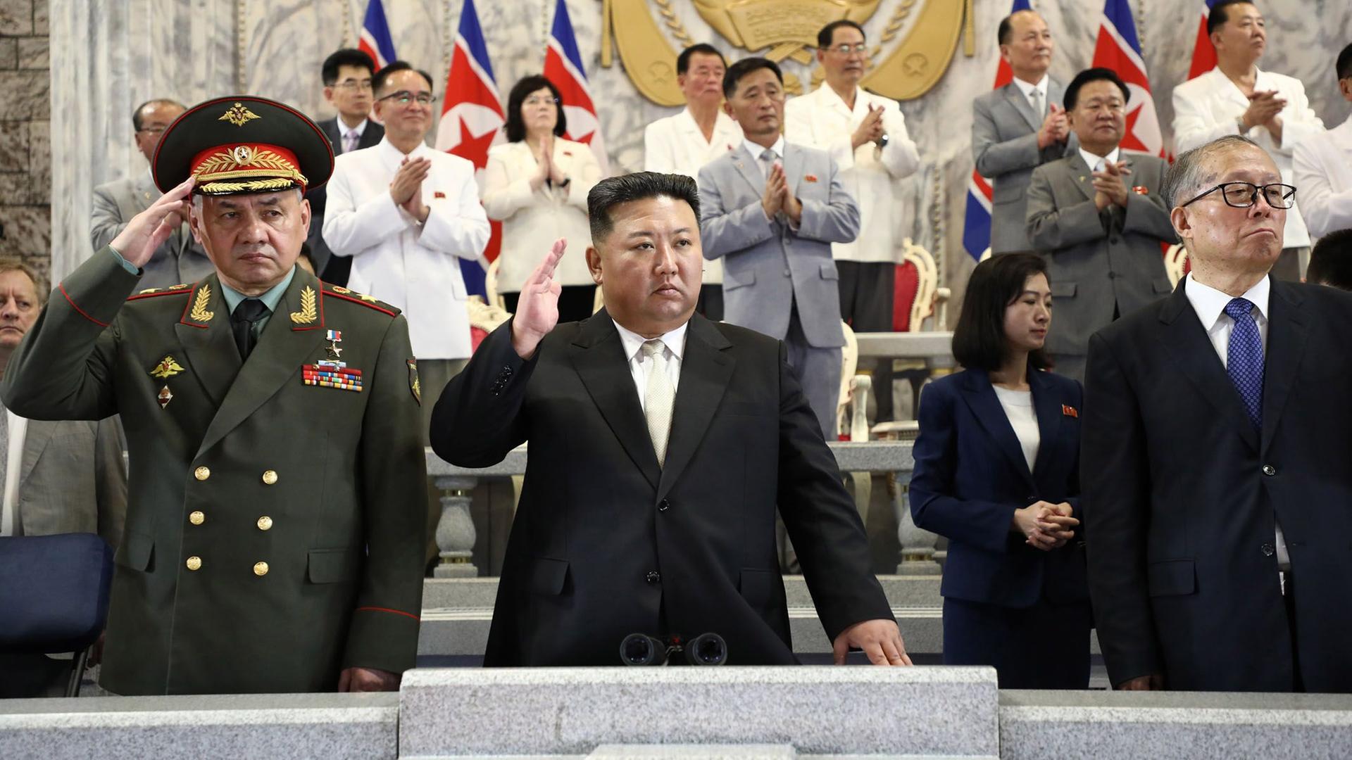 Pjöngjang: Diese von der staatlichen nordkoreanischen Nachrichtenagentur KCNA am 28.07.2023 zur Verfügung gestellte Aufnahme soll nach Angaben von KCNA Kim Jong Un (vorne, M), Machthaber von Nordkorea, Sergej Schoigu (vorne, l), Russlands Verteidigungsminister, und Li Hongzhong (r), stellvertretender Vorsitzender des Ständigen Ausschusses des Nationalen Volkskongresses Chinas, bei einer Militärpar Pjöngjang: Diese von der staatlichen nordkoreanischen Nachrichtenagentur KCNA am 28.07.2023 zur Verfügung gestellte Aufnahme soll nach Angaben von KCNA Kim Jong Un (vorne, M), Machthaber von Nordkorea, Sergej Schoigu (vorne, l), Russlands Verteidigungsminister, und Li Hongzhong (r), stellvertretender Vorsitzender des Ständigen Ausschusses des Nationalen Volkskongresses Chinas, bei einer Militärpar
