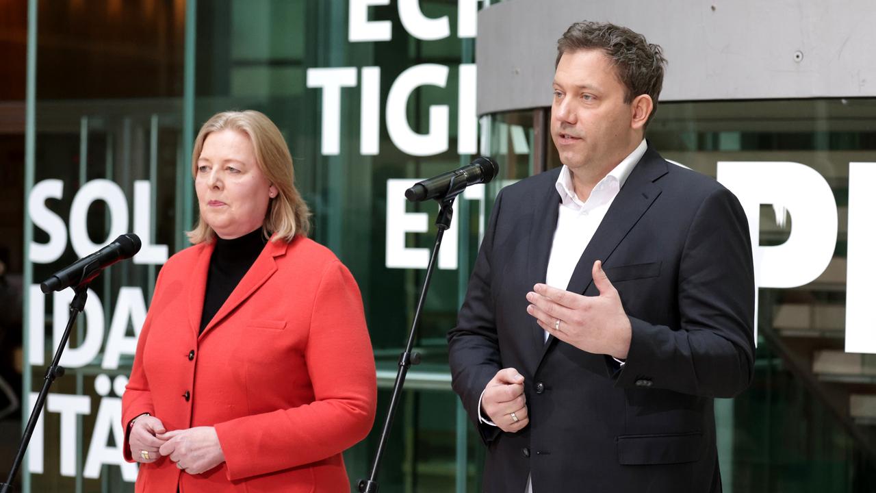 Die SPD-Vorsitzenden Bärbel Bas und Lars Klingbeil stehen vor Mikrofonen und sprechen.
