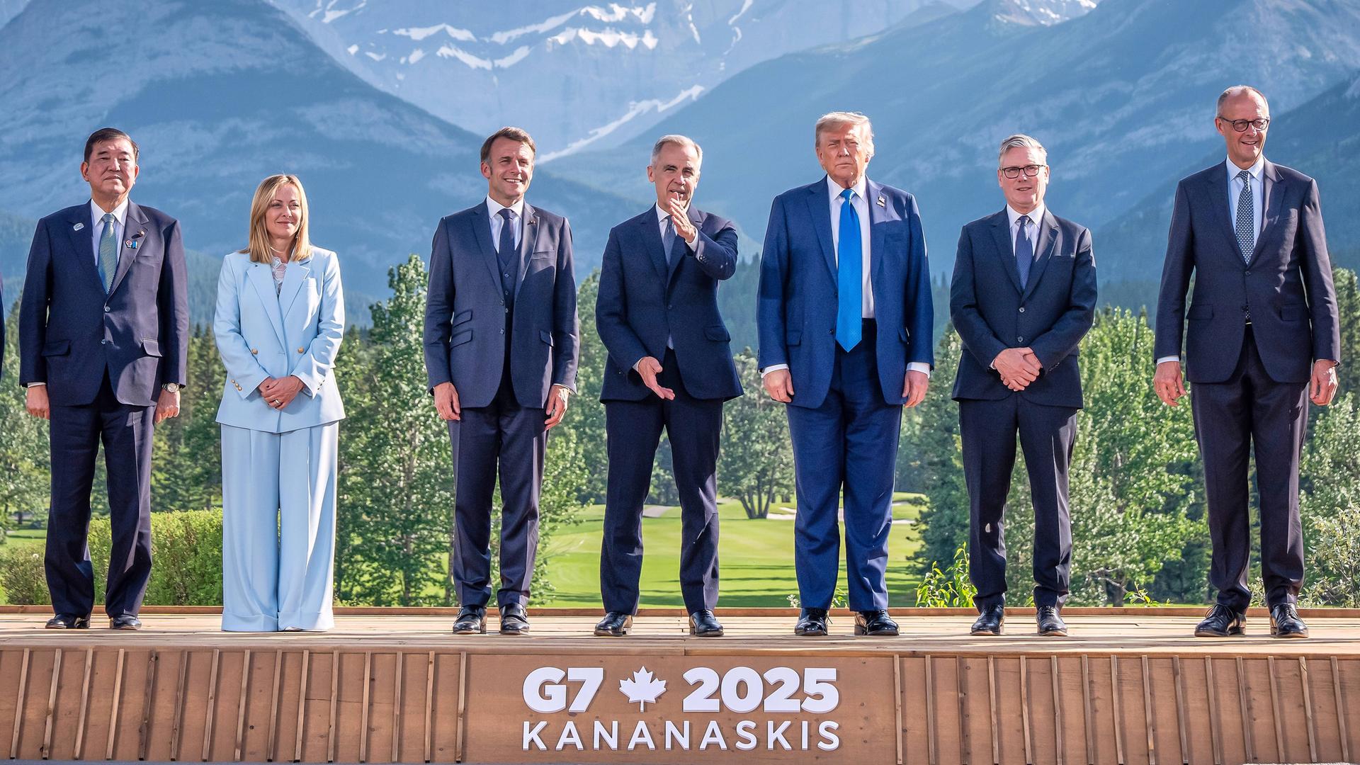 Die Teilnehmer des G7-Gipfels auf einem Gruppenfoto. Von links nach rechts: Shigeru Ishiba, Giorgia Meloni, Emmanuel Macron, Mark Carney, Donald Trump, Keir Starmer, Friedrich Merz.