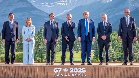 Die Teilnehmer des G7-Gipfels auf einem Gruppenfoto. Von links nach rechts: Shigeru Ishiba, Giorgia Meloni, Emmanuel Macron, Mark Carney, Donald Trump, Keir Starmer, Friedrich Merz.